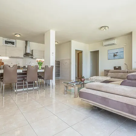 Ap 6+2 In One Of The Luxury Building In